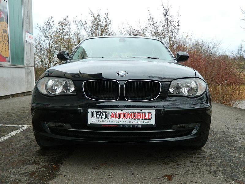 Gebraucht BMW 116 122 PS (89 kW) 2011 Schwarz Kleinwagen