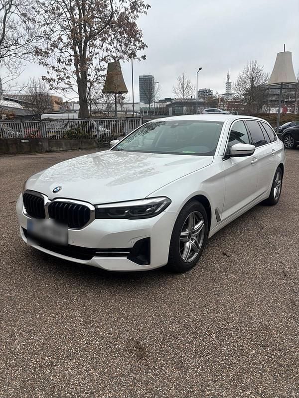 Weiß Gebraucht 2020 BMW 520 Kombi | 24.250 € (Guter Preis) - Bild 1/4