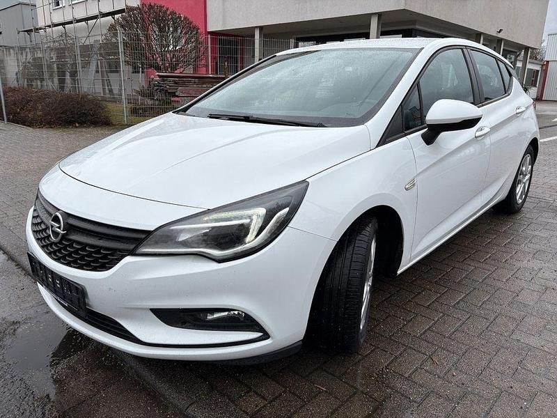 Gebraucht Opel Astra Selection 105 PS (77 kW) 2015 Weiß Limousine