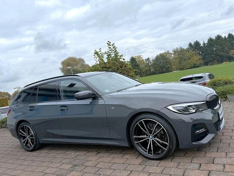 Grau Gebraucht 2022 BMW 320 M Sport Kombi | 32.450 € (Fairer Preis) - Bild 1/4