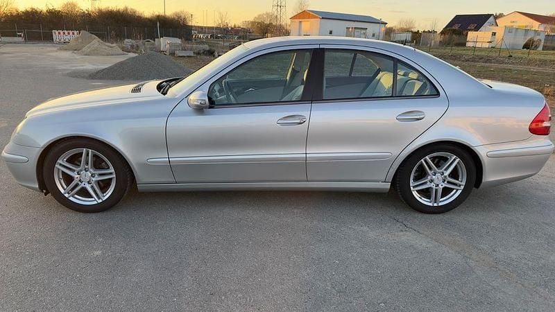 Gebraucht Mercedes E240 Classic 177 PS (130 kW) 2003 Silber Limousine