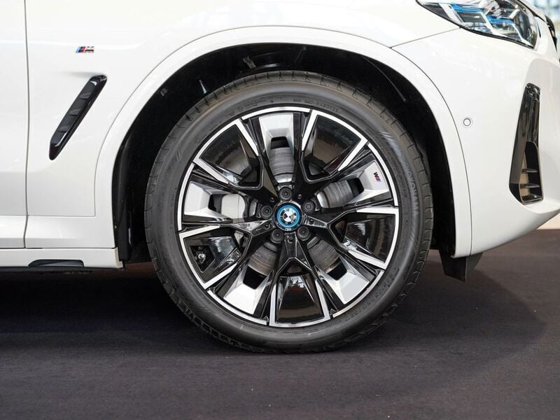 Gebraucht BMW iX3 Impressive 210 kW (286 PS) 2022 Mineralweiß SUV