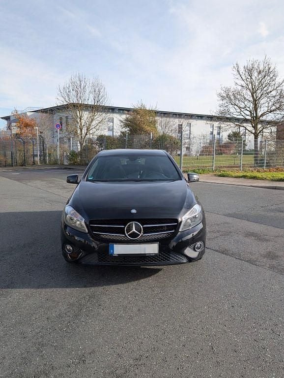 Gebraucht Mercedes A180 122 PS (89 kW) 2014 Schwarz Limousine