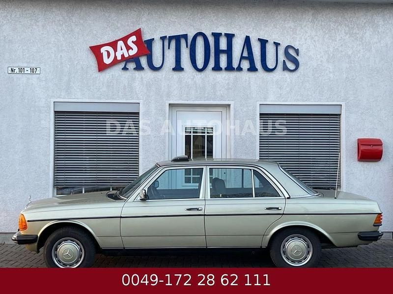Gebraucht Mercedes 230 136 PS (100 kW) 1982 Grün Limousine