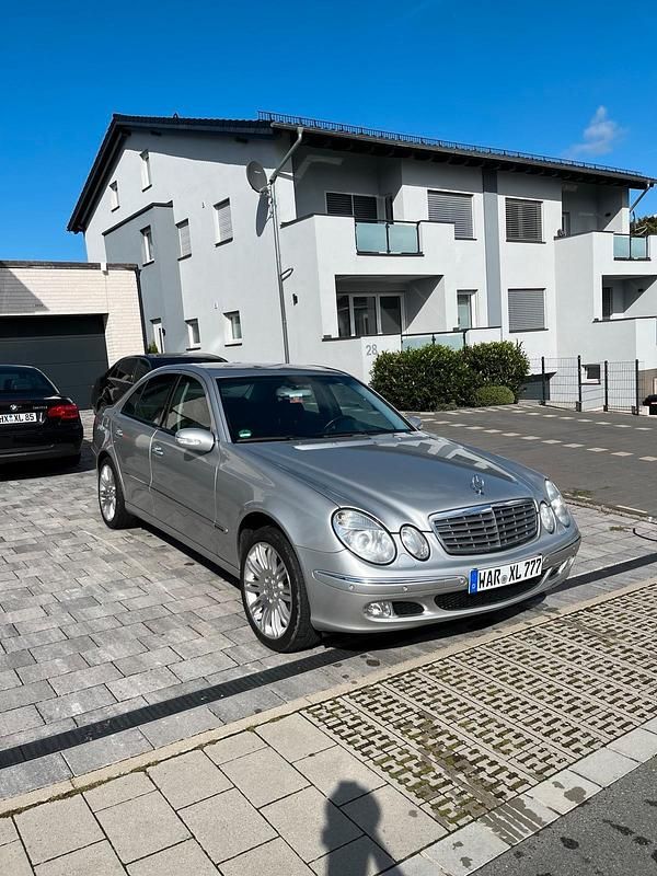 Silber Gebraucht 2004 Mercedes E240 Elegance Limousine | 4.800 € (Fairer Preis) - Bild 1/4