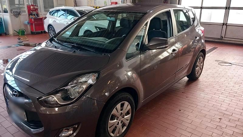 Braun Gebraucht 2012 Hyundai ix20 Kleinwagen | 5.500 € (Fairer Preis) - Bild 1/4