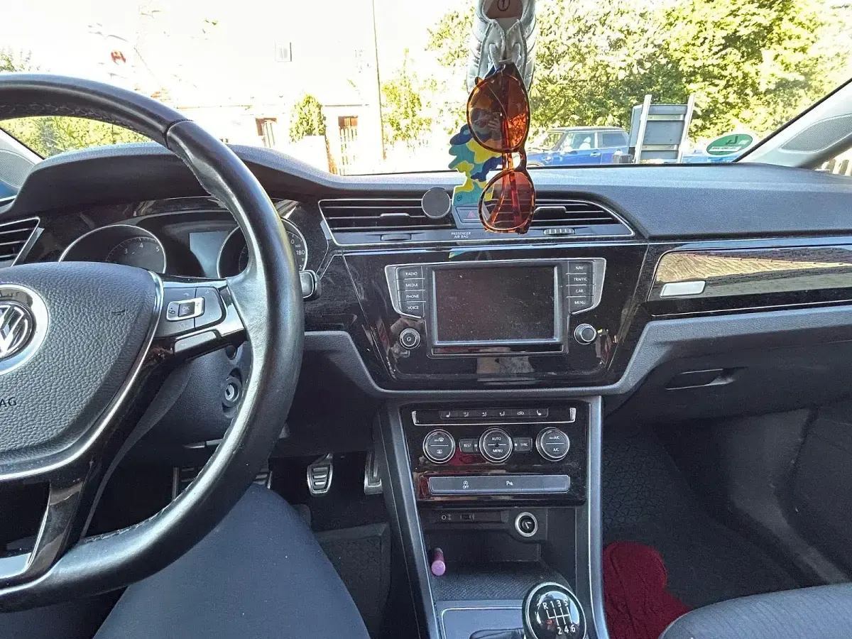 Gebraucht VW Touran Sound 110 PS (80 kW) 2017 Schwarz Van / Kleinbus