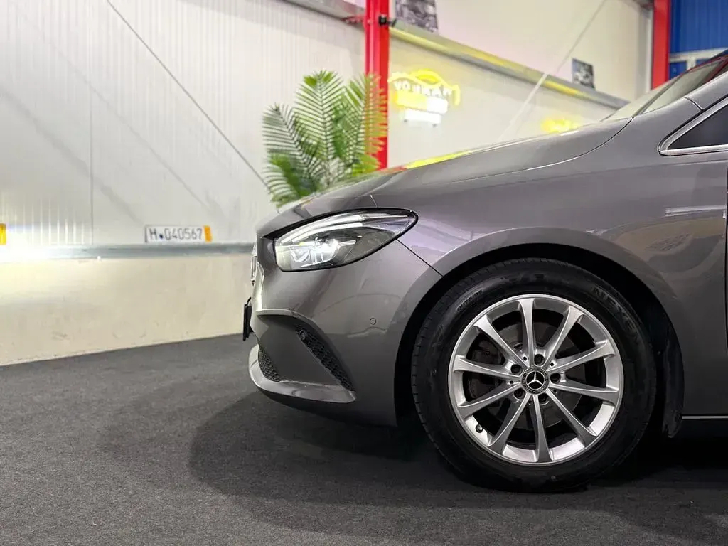 Gebraucht Mercedes B200 163 PS (119 kW) 2019 Mountaingrau Kleinwagen