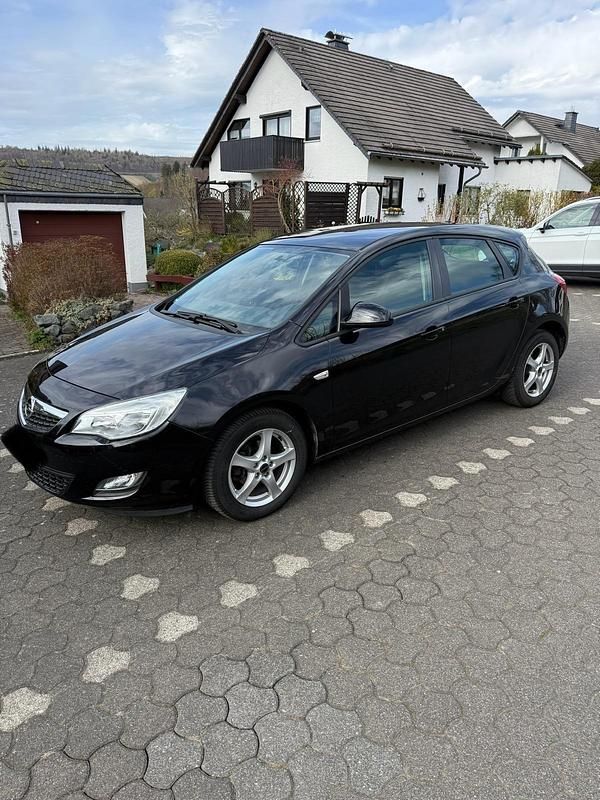 Gebraucht Opel Astra 115 PS (84 kW) 2010 Schwarz Limousine
