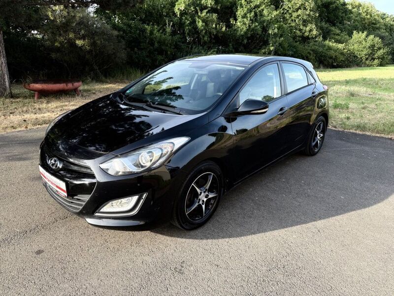 Schwarz Gebraucht 2013 Hyundai i30 Classic Limousine | 9.990 € (Teuer) - Bild 1/4