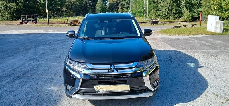 Schwarz Gebraucht 2017 Mitsubishi Outlander Diamant Edition SUV | 13.450 € (Superpreis) - Bild 1/4