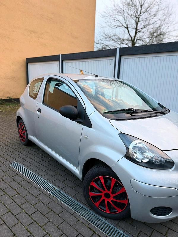 Gebraucht Toyota Aygo 68 PS (50 kW) 2009 Silber Kleinwagen