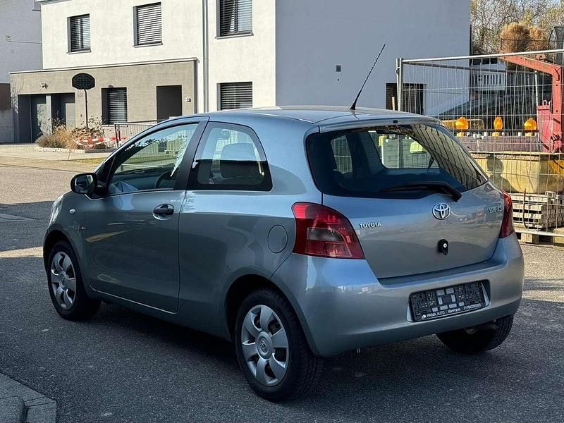 Gebraucht Toyota Yaris Cool 69 PS (50 kW) 2009 Silber Limousine
