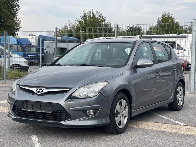 Grau Gebraucht 2012 Hyundai i30 Limousine | 3.999 € (Guter Preis) - Bild 1/4