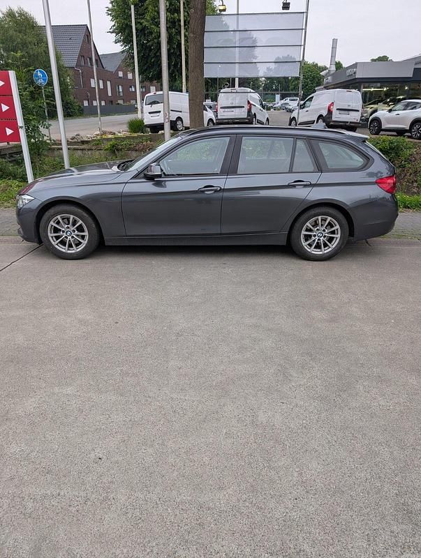 Grau Gebraucht 2019 BMW 316 Advantage Kombi | 16.300 € (Fairer Preis) - Bild 1/4