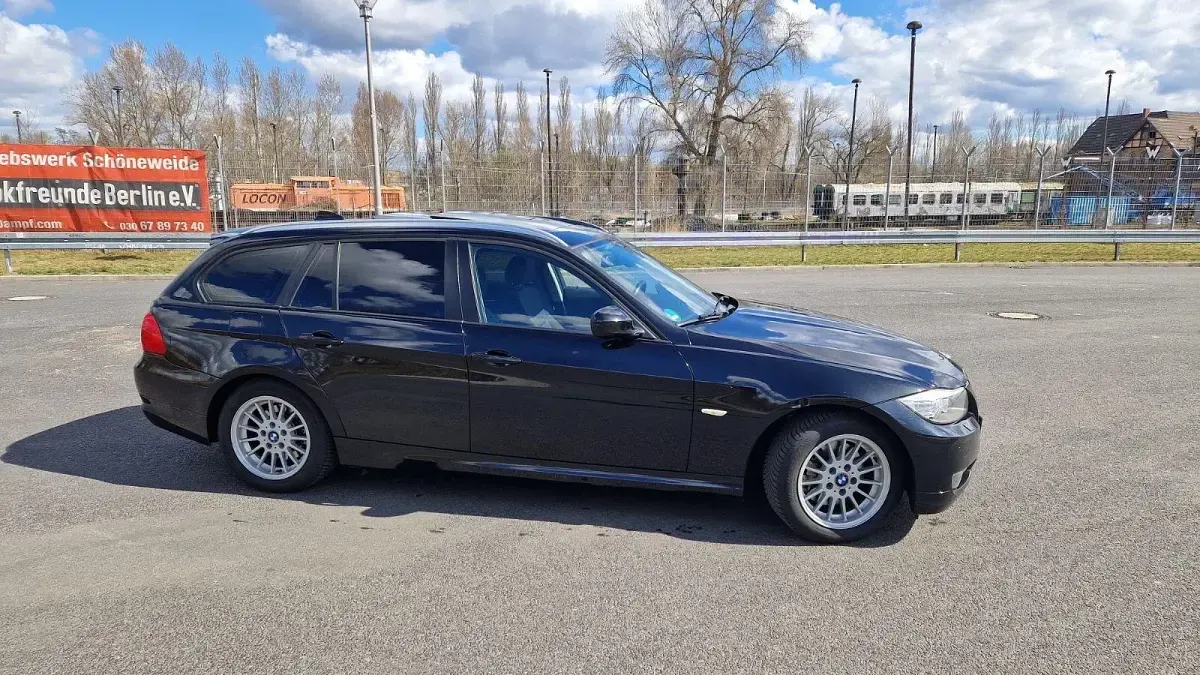Gebraucht BMW 320 Exclusive 170 PS (125 kW) 2011 Schwarz Kombi