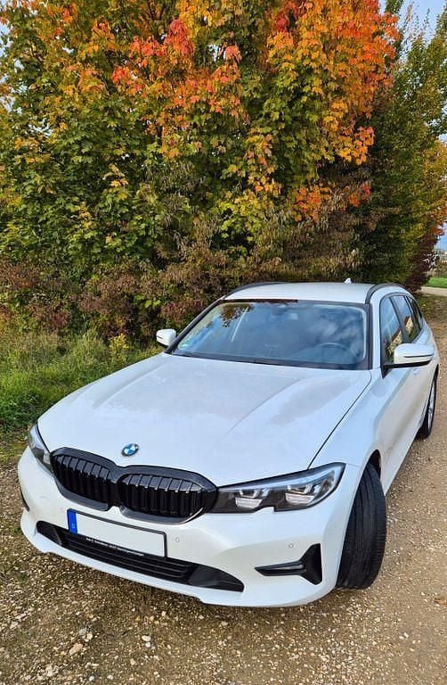 Schwarz Gebraucht 2021 BMW 320 Kombi | 19.900 € (Superpreis) - Bild 1/4