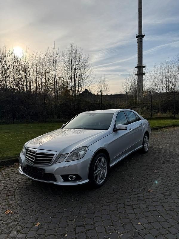 Silber Gebraucht 2009 Mercedes E550 Limousine | 18.900 € - Bild 1/4