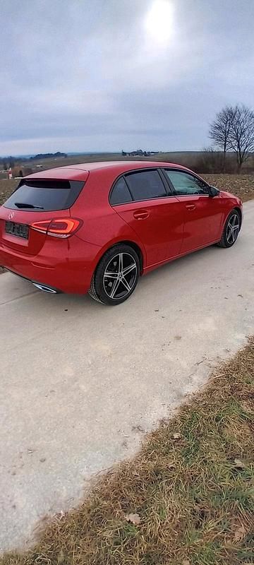 Rot Gebraucht 2019 Mercedes A180 Limousine | 19.800 € (Etwas zu teuer) - Bild 1/4