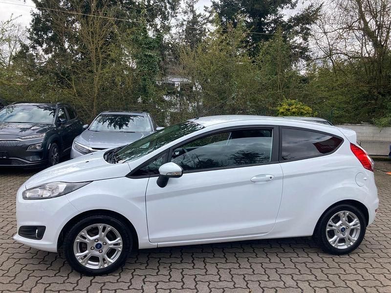 Gebraucht Ford Fiesta Trend 101 PS (74 kW) 2014 Weiß Kleinwagen