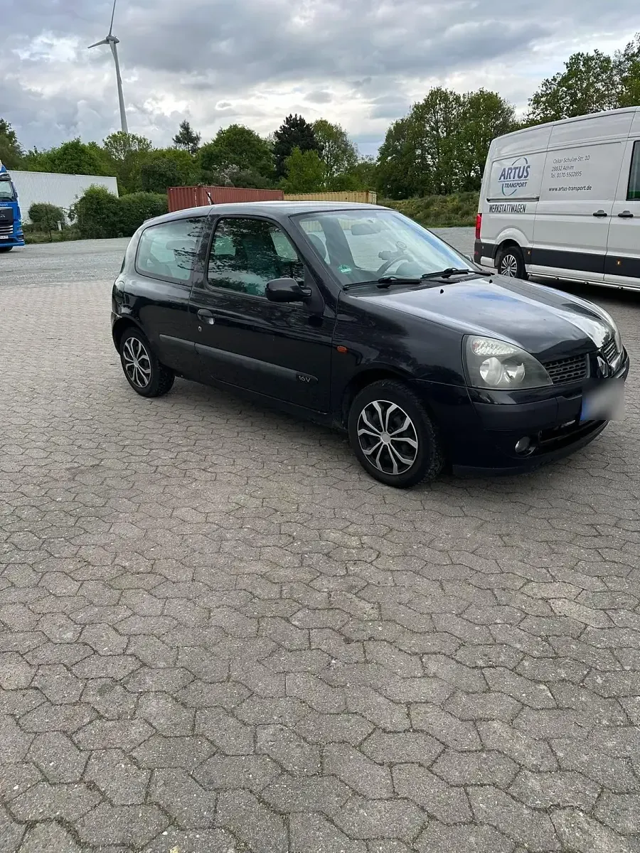 Używany Renault Clio II 73 KM (53 kW) 2002 Czarny Hatchback