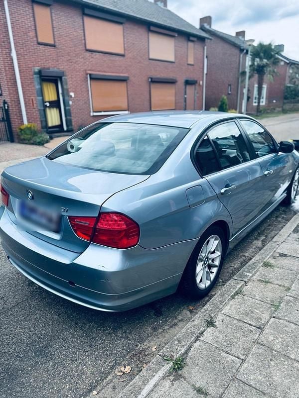 Blau Gebraucht 2010 BMW 318 Limousine | 5.300 € (Fairer Preis) - Bild 1/4