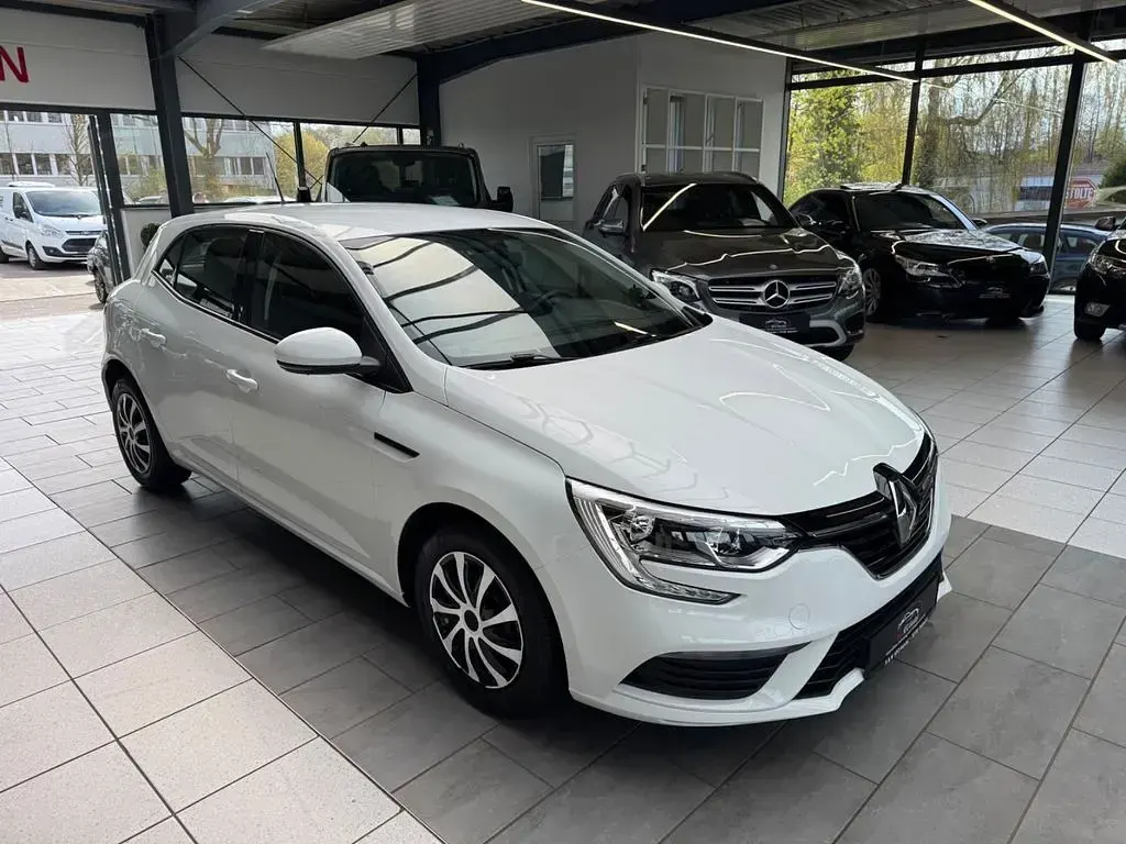 Gebraucht Renault Mégane IV Life 116 PS (85 kW) 2019 Weiß Limousine