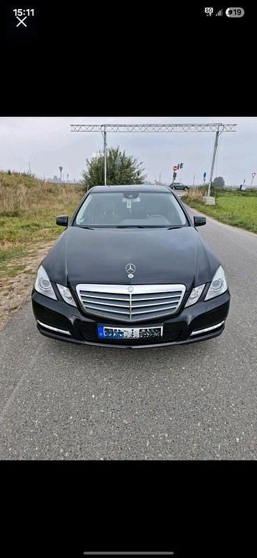 Schwarz Gebraucht 2011 Mercedes E200 Limousine | 10.500 € (Superpreis) - Bild 1/4