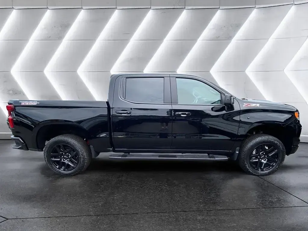 Neu Chevrolet Silverado LT 426 PS (313 kW) 2026 Schwarz SUV