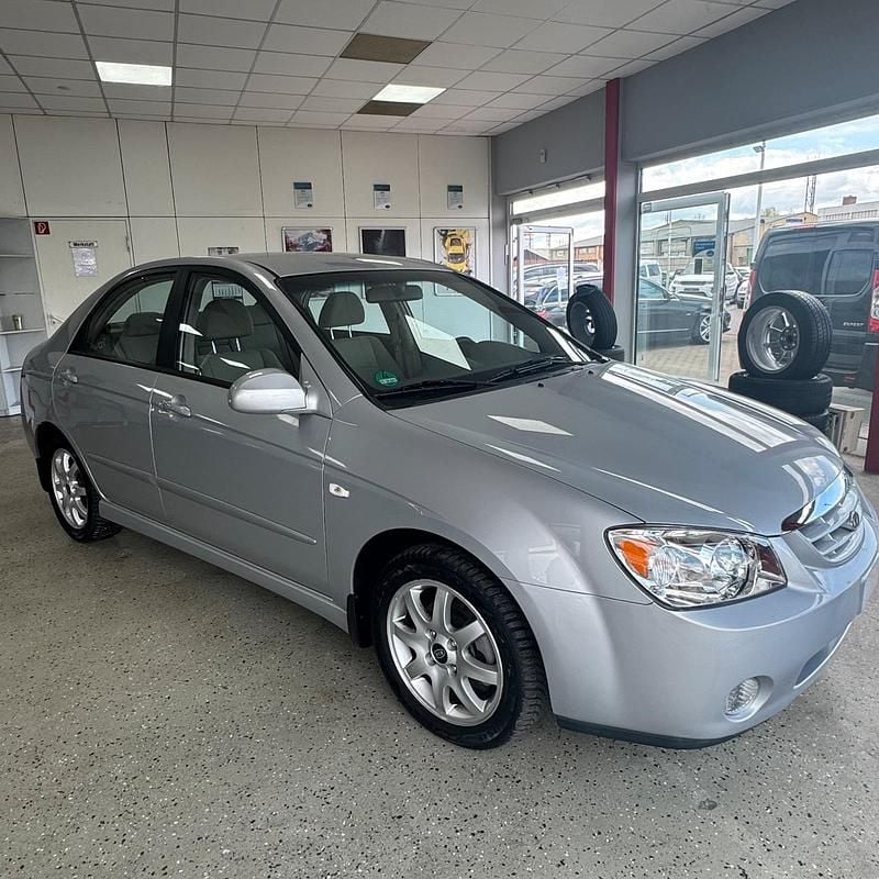 Gebraucht Kia Cerato 143 PS (105 kW) 2004 Silber Limousine