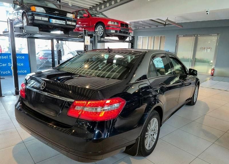 Gebraucht Mercedes E220 Elegance 170 PS (125 kW) 2010 Blau Limousine