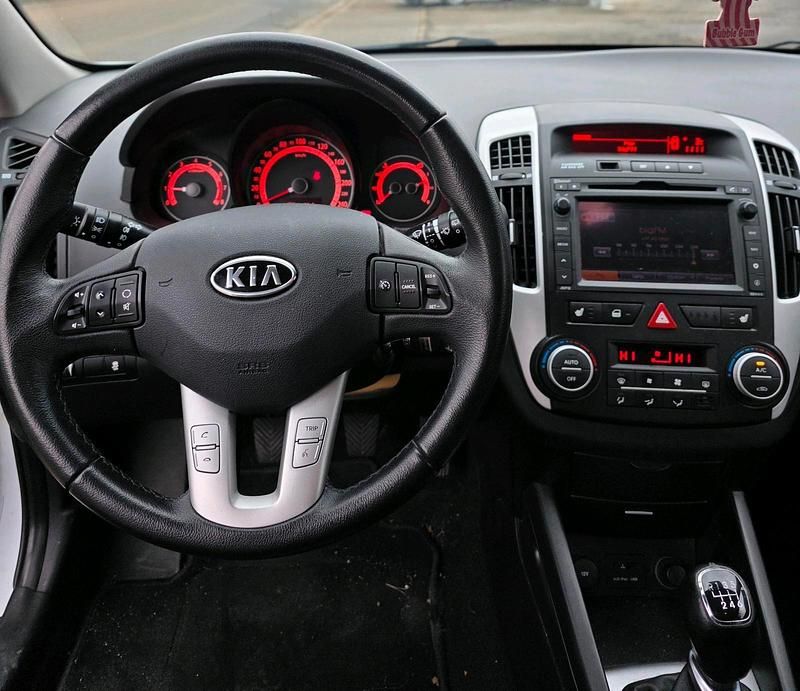 Gebraucht Kia Ceed 125 PS (91 kW) 2012 Weiß Kleinwagen