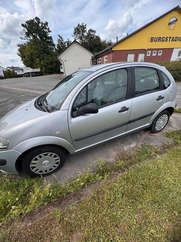 Grau Gebraucht 2003 Citroën C3 Kleinwagen | 500 € - Bild 1/4
