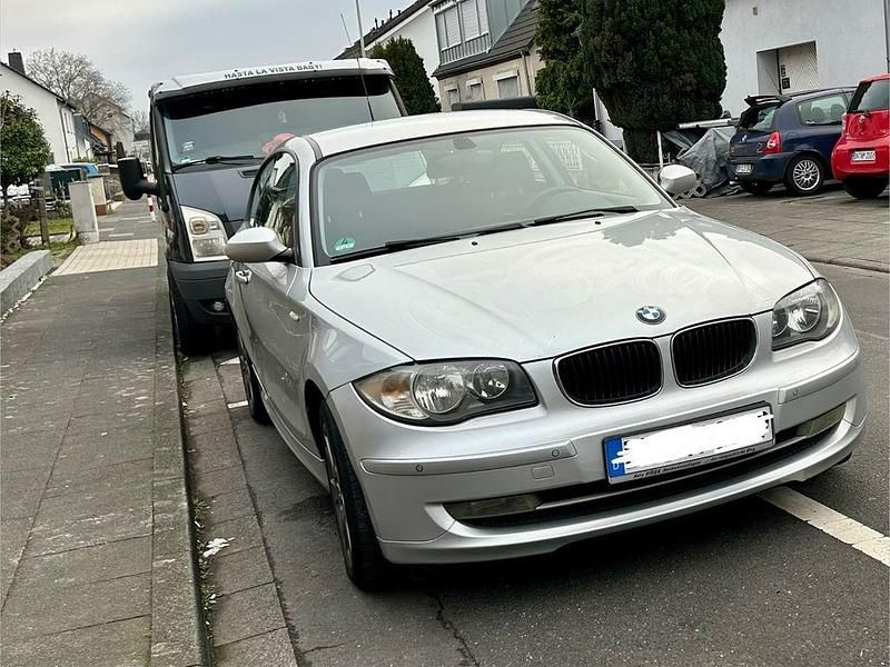 Grau Gebraucht 2009 BMW 116 Kleinwagen | 4.950 € (Fairer Preis) - Bild 1/4