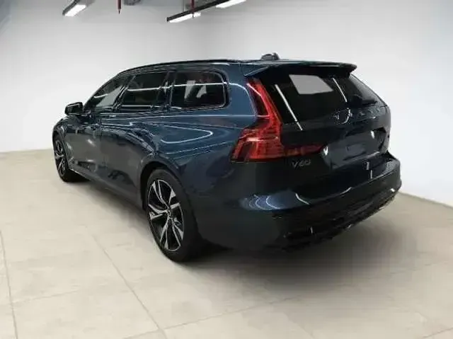 Gebraucht Volvo V60 Plus 197 PS (144 kW) 2024 Denim blue (metallic) Kombi