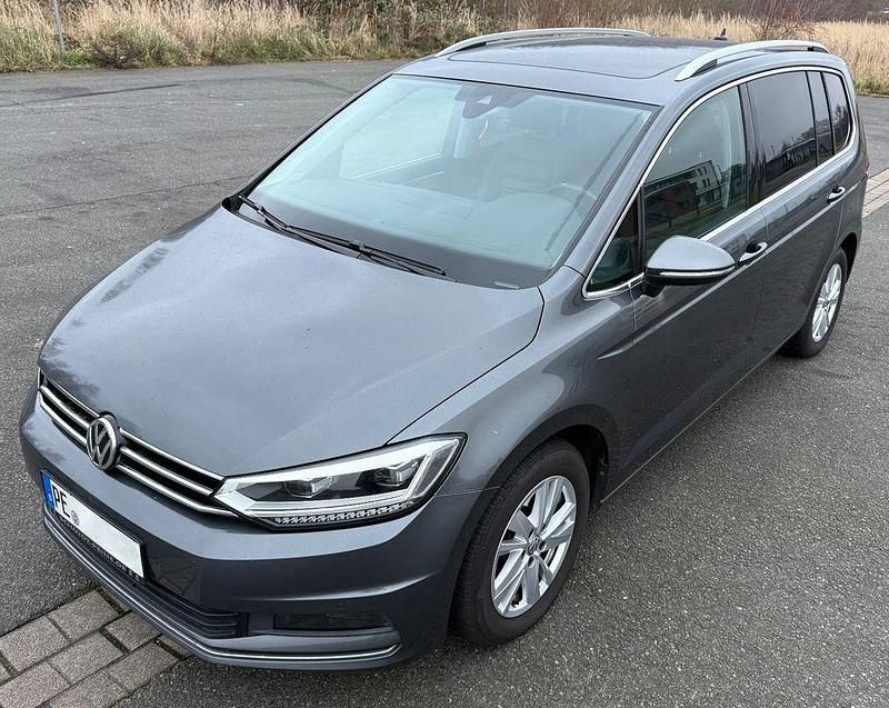 Grau Gebraucht 2019 VW Touran Highline Van / Kleinbus | 21.900 € (Fairer Preis) - Bild 1/4