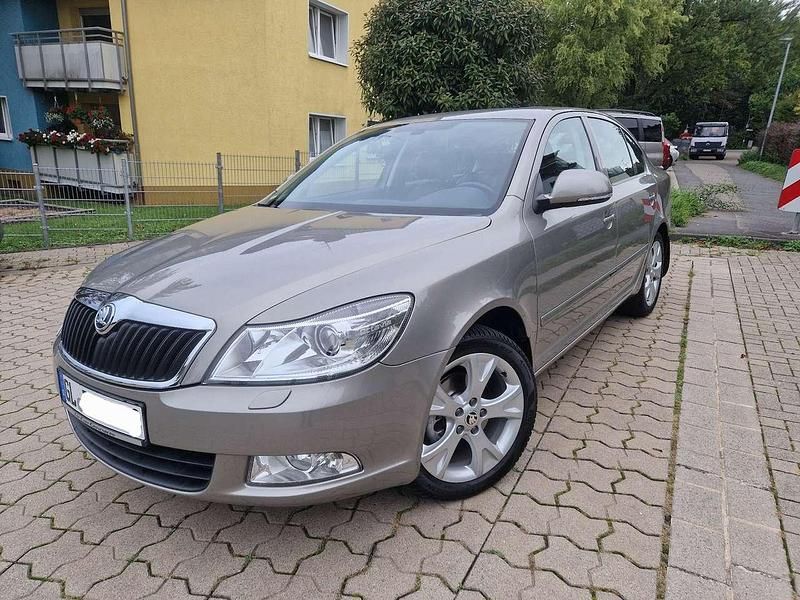 Grau Gebraucht 2011 Skoda Octavia Elegance Limousine | 12.150 € (Fairer Preis) - Bild 1/4