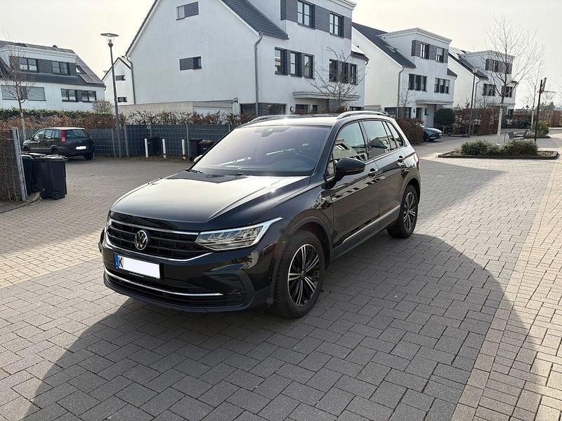 Gebraucht VW Tiguan Active 131 PS (96 kW) 2022 Schwarz SUV