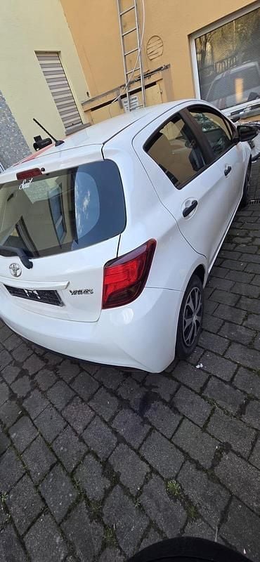 Gebraucht Toyota Yaris 69 PS (50 kW) 2015 Weiß Kleinwagen