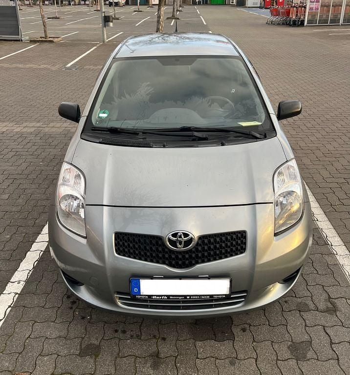 Silber Gebraucht 2008 Toyota Yaris Limousine | 1.700 € (Superpreis) - Bild 1/4