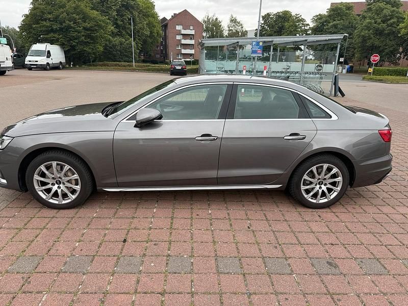 Grau Gebraucht 2022 Audi A4 Limousine | 24.000 € (Guter Preis) - Bild 1/4