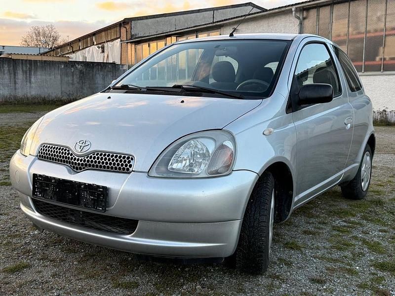 Silber Gebraucht 2002 Toyota Yaris Limousine | 3.400 € (Fairer Preis) - Bild 1/4