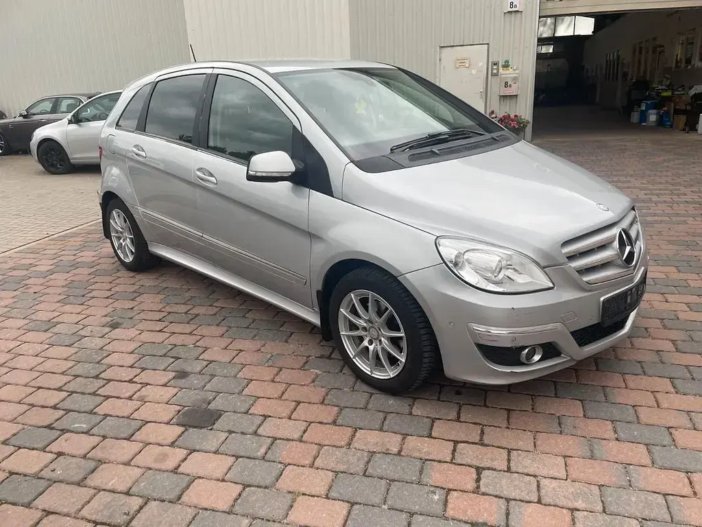 Gebraucht Mercedes B180 109 PS (80 kW) 2011 Silber Kleinwagen