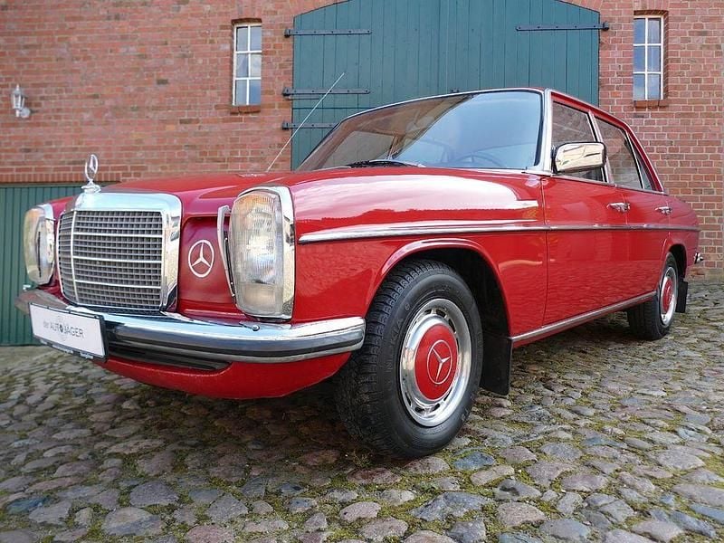 Rot Gebraucht 1974 Mercedes 200/8 Limousine | 19.500 € - Bild 1/4