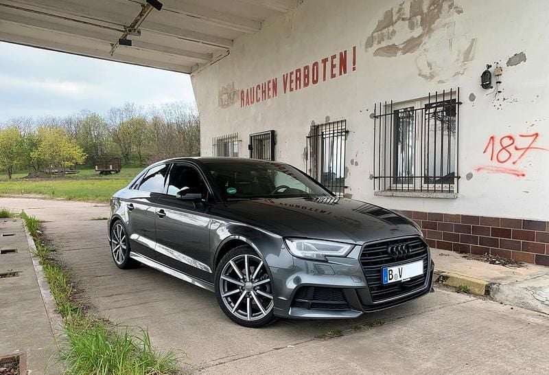 Grau Gebraucht 2017 Audi A3 Black Edition Limousine | 22.850 € - Bild 1/4