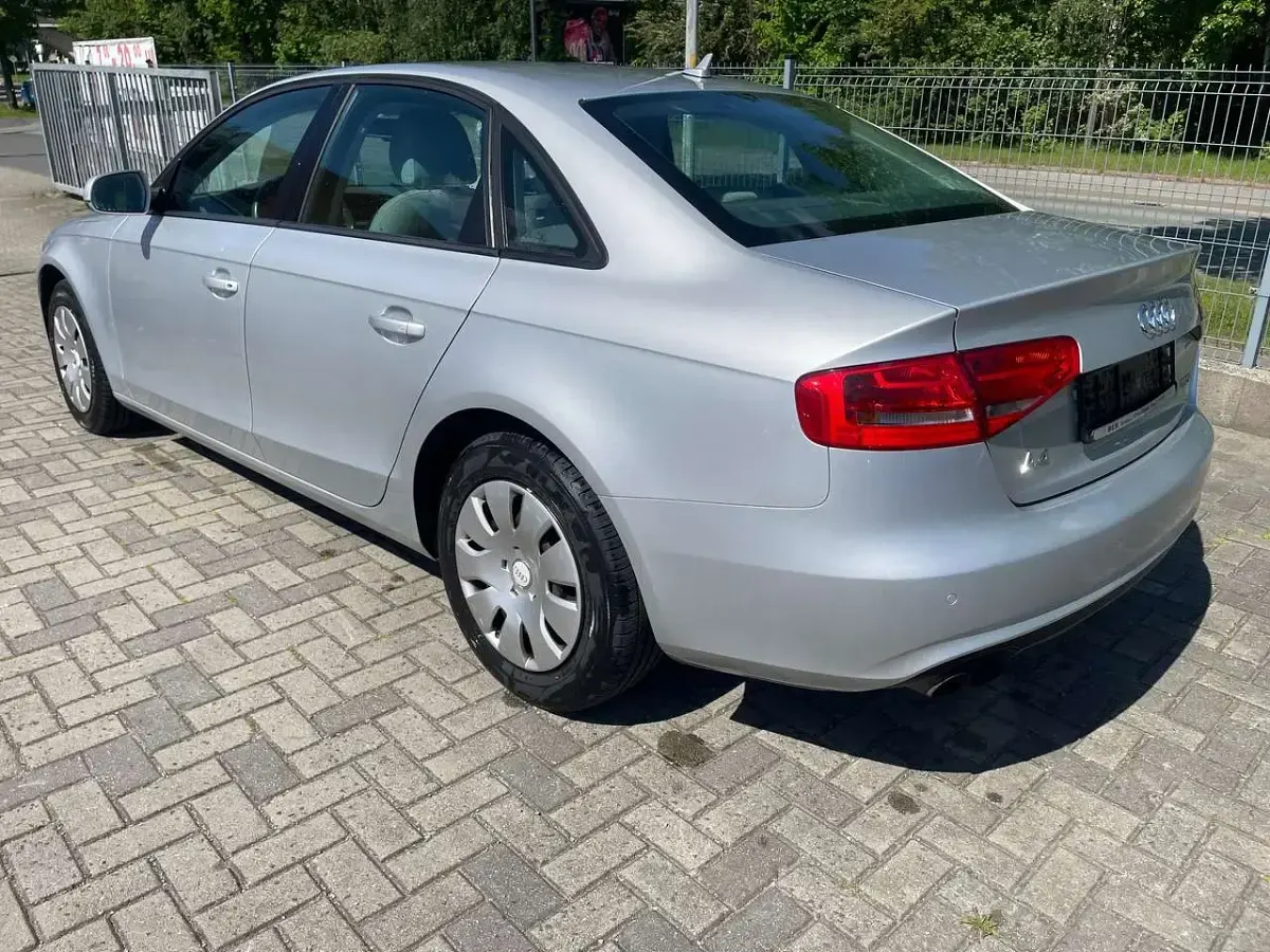 Gebraucht Audi A4 Attraction 120 PS (88 kW) 2012 Eissilber metallic Limousine