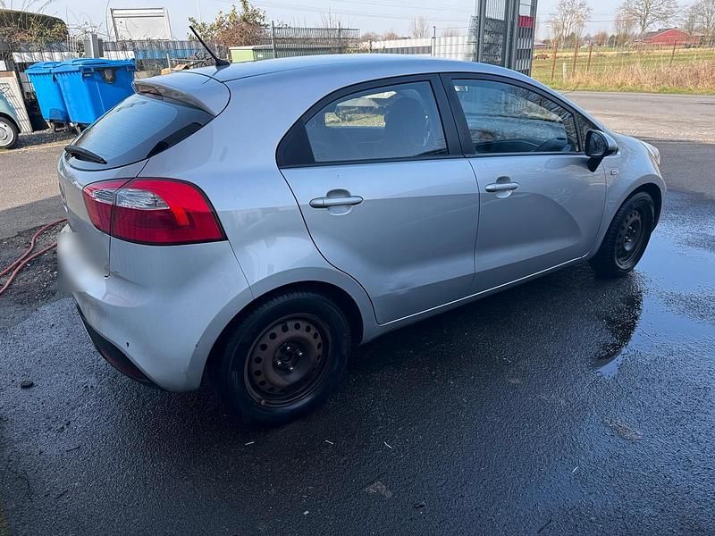 Gebraucht Kia Rio 109 PS (80 kW) 2012 Silber Kleinwagen