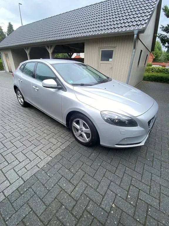 Gebraucht Volvo V40 122 PS (89 kW) 2016 Silber Limousine