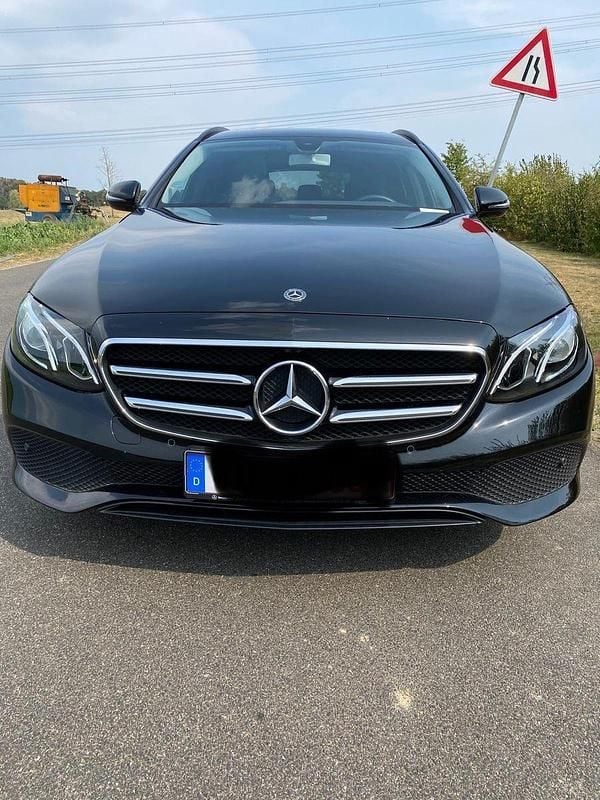 Schwarz Gebraucht 2019 Mercedes E220 Kombi | 22.500 € (Superpreis) - Bild 1/4