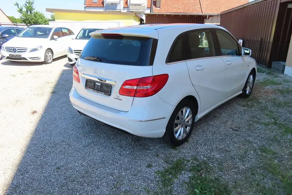 Gebraucht Mercedes B180 122 PS (89 kW) 2012 Weiß Van / Kleinbus